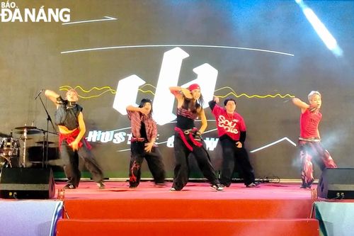 Sôi nổi cuộc thi tài năng âm nhạc học sinh THPT