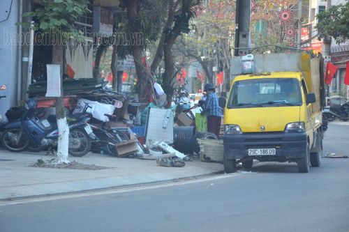 Lấn chiếm vỉa hè tập kết phế liệu