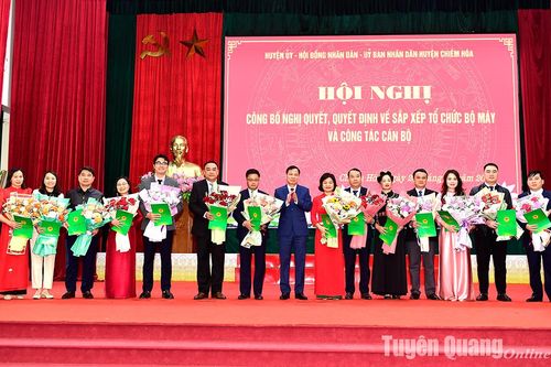 Chiêm Hóa công bố các nghị quyết, quyết định về sắp xếp tổ chức bộ máy và công tác cán bộ