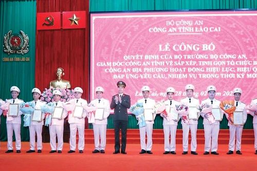 Công an tỉnh Lào Cai công bố các quyết định về sắp xếp, tinh gọn bộ máy theo mô hình mới