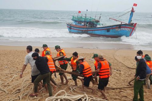 Phú Yên: Cứu nạn 11 ngư dân trên tàu cá bị trôi dạt vào bờ an toàn