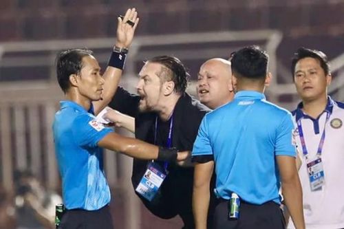 Khi trọng tài hành xử thiếu chuyên nghiệp