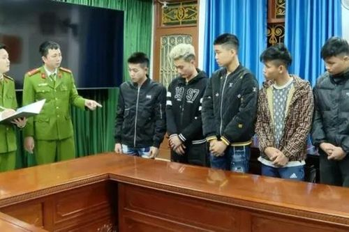 Khởi tố vụ dí mã tấu, bắt cầu thủ quỳ xin lỗi