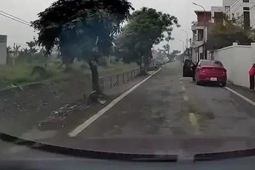 Tai nạn tiềm ẩn khi mở cửa xe ô tô đột ngột