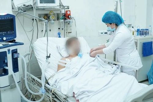 Bất ngờ đổ gục khi đang chờ khám bệnh