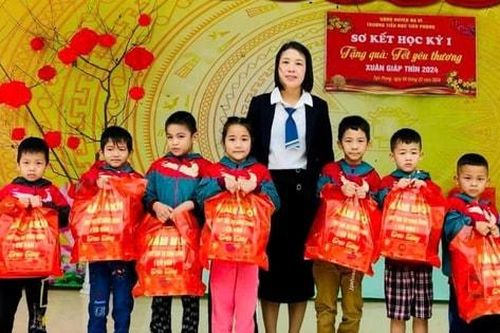 Cô giáo Khuất Thị Hồng Vân hết lòng vì học sinh thân yêu