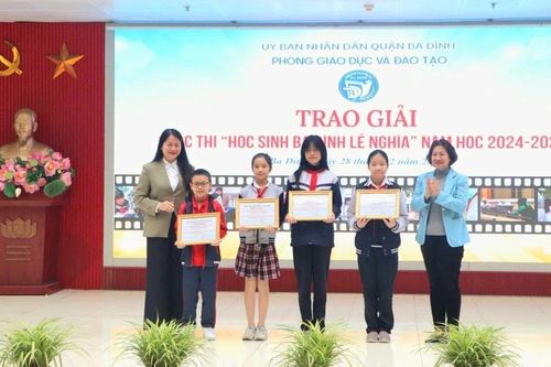 Trao giải 'Học sinh Ba Đình lễ nghĩa'