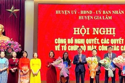 Gia Lâm công bố các quyết định về tổ chức bộ máy, công tác cán bộ huyện