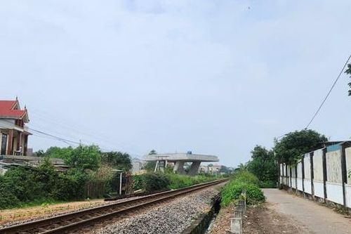 Dự án cầu vượt đường sắt gần trăm tỷ 'im lìm' vì vướng mặt bằng