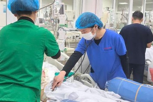 Thiếu nữ bất ngờ rơi vào nguy kịch khi bôi thuốc trị mụn không rõ nguồn gốc