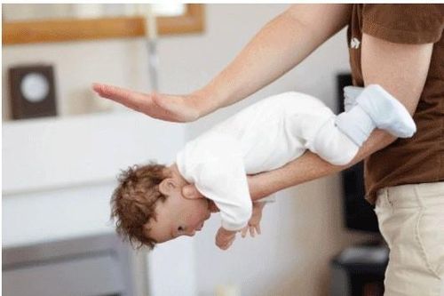Lưu ý cần nhớ khi sơ cứu trẻ hóc dị vật
