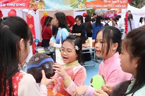 Tween Ngôi Sao Hà Nội vui Hội chợ Xuân: Gì cũng có, góp quỹ từ thiện xây cầu