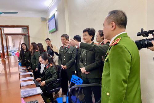 Người dân Thủ đô phấn khởi được lực lượng Công an hướng dẫn thủ tục cấp Phiếu lý lịch tư pháp