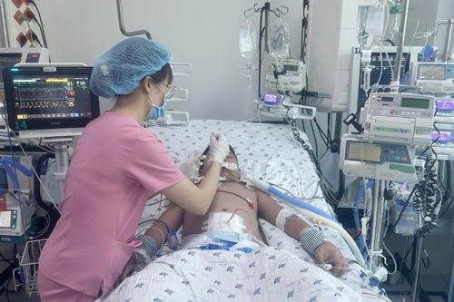 Bé trai ở TP.HCM suy hô hấp sau 3 ngày sốt liên tục