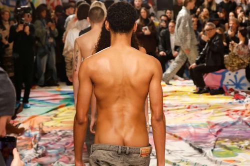 Màn catwalk táo bạo của dàn người mẫu lộ nửa vòng 3