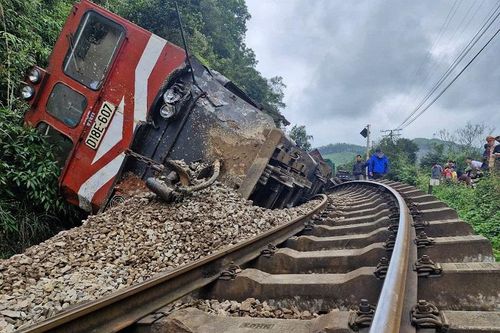 Hà Tĩnh: tàu hỏa va chạm xe tải, đường sắt Bắc- Nam tê liệt