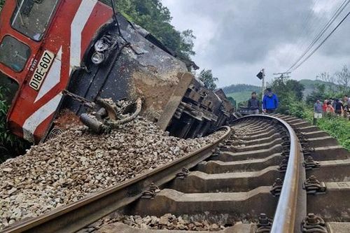 Hà Tĩnh: nguyên nhân tàu hàng bị lật, đường sắt Bắc- Nam tê liệt