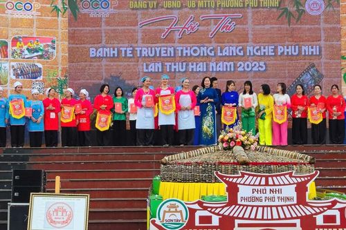 Làng nghề Phú Nhi sôi động với Hội thi bánh tẻ truyền thống lần thứ hai