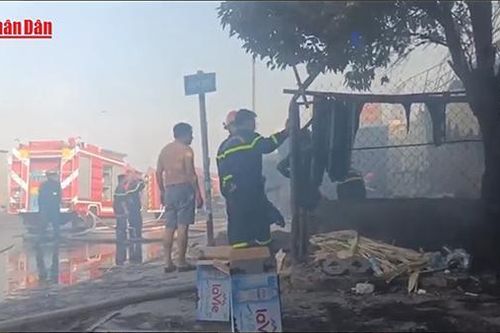 Nhiều căn nhà bốc cháy tại phường Hiệp Bình Phước, thành phố Thủ Đức