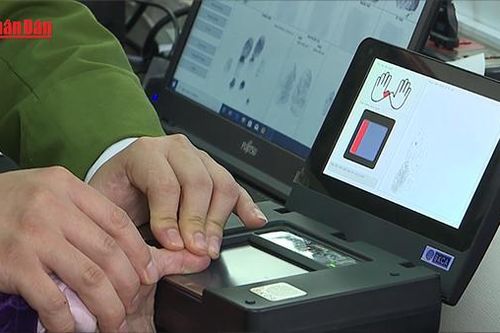 Người dân làm thủ tục cấp căn cước công dân ở công an cấp xã