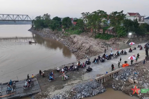 Hỏi - đáp pháp luật: Những quy định người điều khiển phương tiện phải tuân thủ khi qua phà, cầu phao