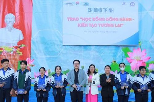 Trao tặng 270 suất 'Học bổng đồng hành - Kiến tạo tương lai' cho học sinh tỉnh Gia Lai