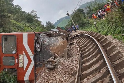 Tàu hàng bị trật bánh, lật nghiêng sau va chạm với xe tải