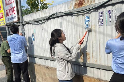 TPHCM: Công an 273 xã, phường cùng người dân bóc xóa quảng cáo bẩn