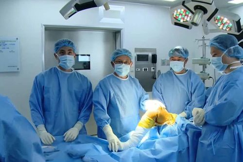 Người trẻ mắc thoái hóa khớp gối tăng do khiêng vác nặng và tư thế ngồi sai