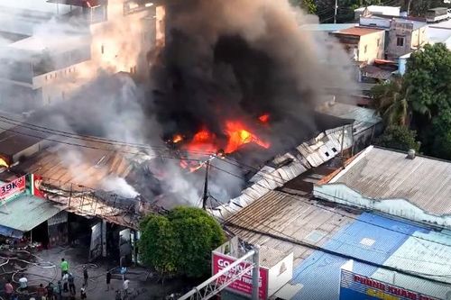 TP HCM: Cháy lớn kho chứa đồ, biển lửa bùng lên dữ dội