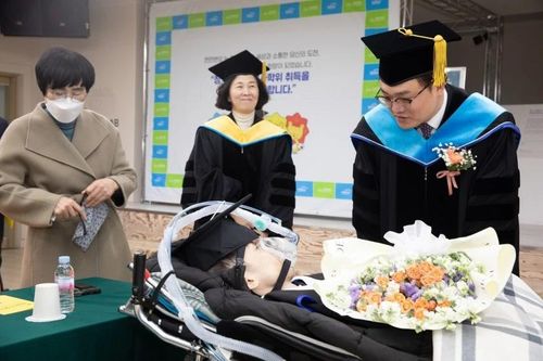 Tốt nghiệp thạc sĩ với luận văn viết bằng mắt