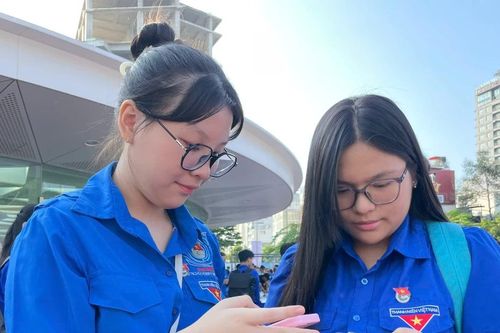 Giảng viên, sinh viên TPHCM hỗ trợ người dân chuyển đổi số
