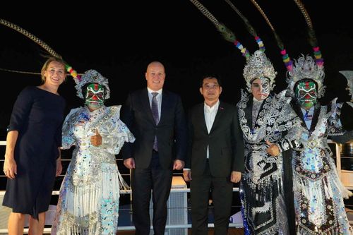 Thủ tướng New Zealand Christopher Luxon du ngoạn trên sông, thưởng thức nghệ thuật hát bội