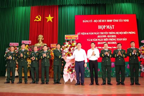 Đồng chí Nguyễn Trọng Nghĩa thăm, chúc mừng cán bộ, chiến sĩ BĐBP Tây Ninh