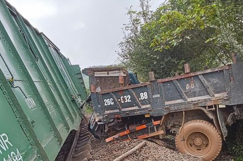 Xe tải biến dạng do va chạm tàu hỏa