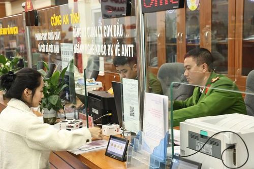 Công an các địa phương 'bắt nhịp' nhanh, giải quyết công việc cho dân trong ngày đầu tiên tiếp nhận nhiệm vụ mới