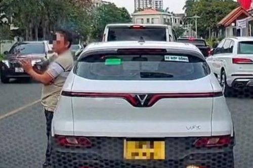 TPHCM 24/7: Lưu ý mới về cấp đổi giấy phép lái xe; Thản nhiên dừng ô tô giữa phố, đứng hút thuốc