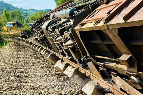 'Lạnh gáy' hiện trường vụ tàu hỏa đâm xe tải gãy đôi ở Hà Tĩnh