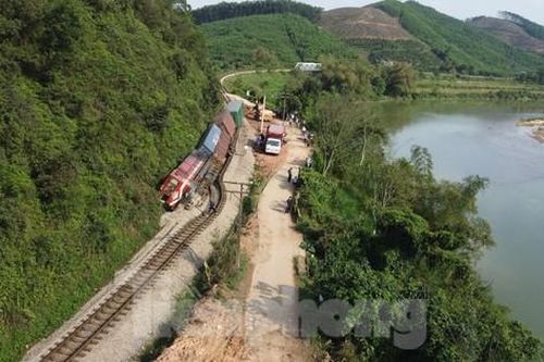 Điều xe ô tô trung chuyển hành khách sau tai nạn tàu hỏa khiến đường sắt Bắc – Nam tê liệt