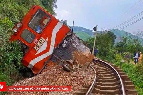 Va chạm xe tải khiến nhiều toa tàu lật nghiêng