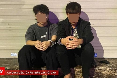 Mang hung khí náo loạn đường phố