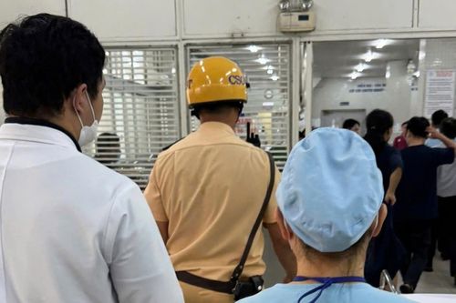 Đại úy CSGT TPHCM mở đường, đưa người bệnh nặng vào tận phòng cấp cứu