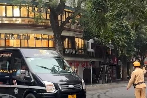 Ngày đầu cấm ô tô trên 16 chỗ vào phố cổ, nhiều tài xế bỡ ngỡ
