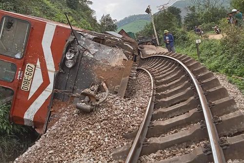 Tàu hàng trật bánh vì húc trúng ô tô tải ở Hà Tĩnh