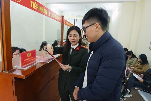 Ngày đầu công an cấp phiếu lý lịch tư pháp, người dân làm thủ tục nhanh chóng