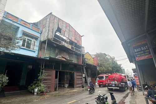 Cháy 5 nhà liền kề khu chợ sầm uất bậc nhất Vĩnh Phúc: Dùng xà beng, xe nâng phá cửa