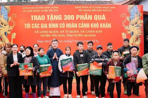 Nghệ nhân Ưu tú Đặng Ngọc Anh tặng 300 phần quà cho các gia đình khó khăn