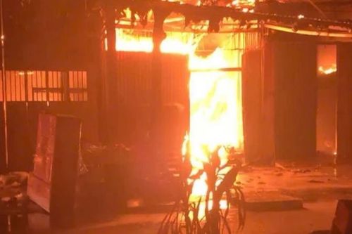 Cháy lớn lan ra nhiều nhà dân trong đêm