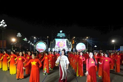 Hơn 1.000 phụ nữ khoe sắc áo dài trên phố đi bộ thành Vinh