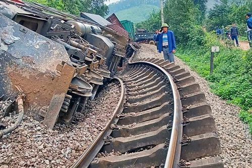 Hà Tĩnh: Tàu chở hàng va chạm với xe tải, đường sắt Bắc-Nam tạm thời bị tê liệt